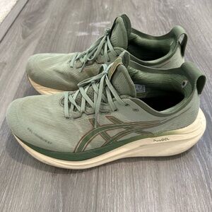 GEL-NIMBUS 27 Rare Color  MENS 12 Used only 6 months I switch my shoes.